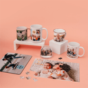 Personalisierte Fotogeschenke wie Tassen, Puzzles & Schneekugeln mit Familienfotos auf rosa Hintergrund